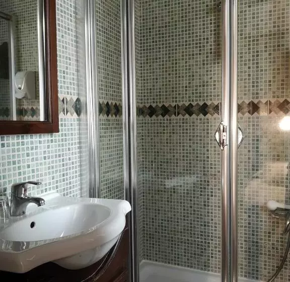 اتاق ساده سه‌ نفره, Hostal Plaza