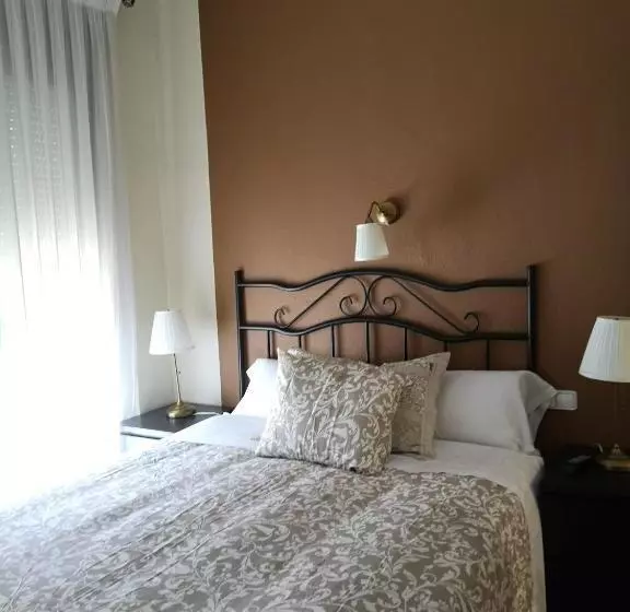 اتاق استاندارد سه نفره, Hostal Plaza