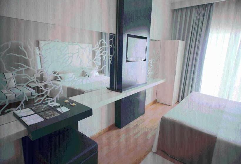 标准三人间, Canyelles Platja