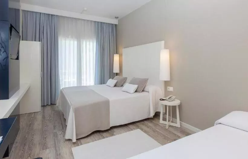 3-Bett-Standardzimmer Meerblick, Canyelles Platja