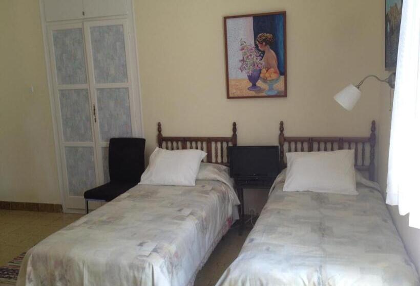 Трехместный Номер Стандарт Совместная Ванная, Comodoro