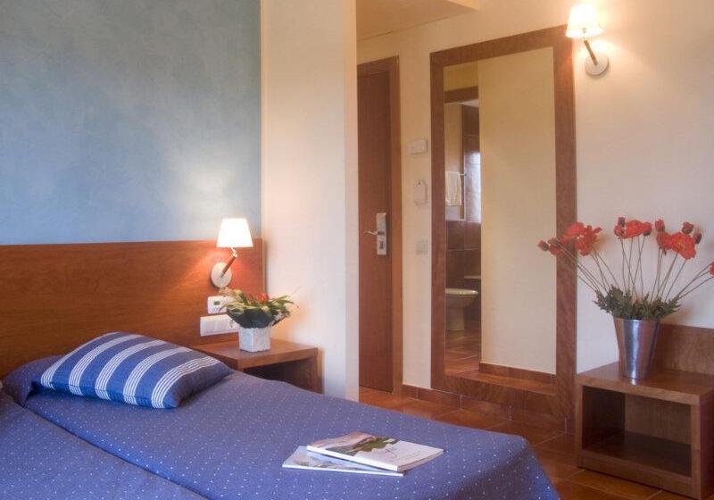 اتاق استاندارد سه نفره, Restaurant Hotel Picasso