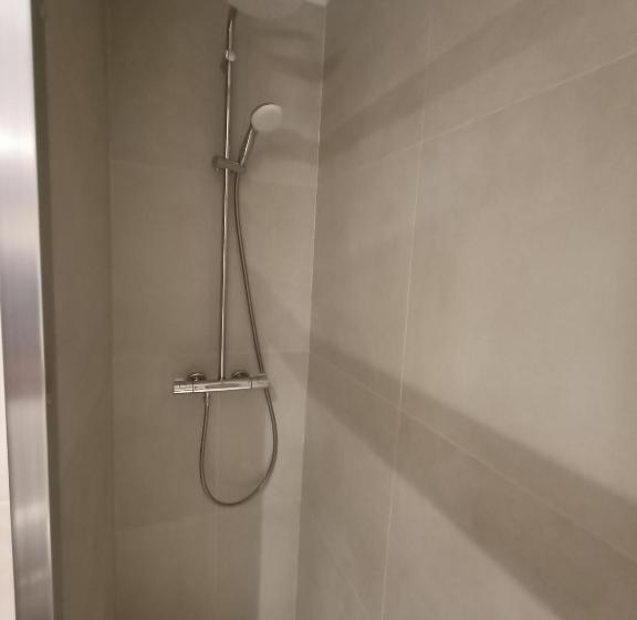 标准单人间, Vilobi