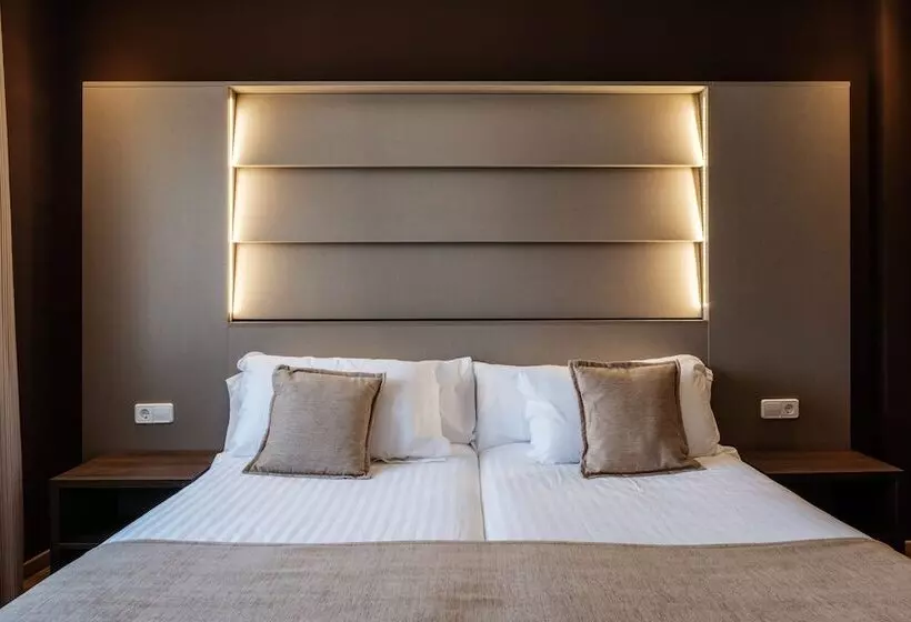 Standard Kolmen Hengen Huone, Windsor Tossa   Adults Only 16