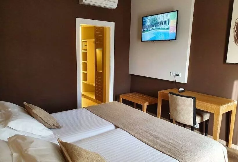 اتاق سوپریور با چشم‌انداز استخر, Windsor Tossa   Adults Only 16