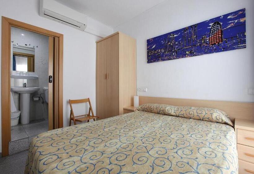 带阳台的三人标准间, Hostal L'alba
