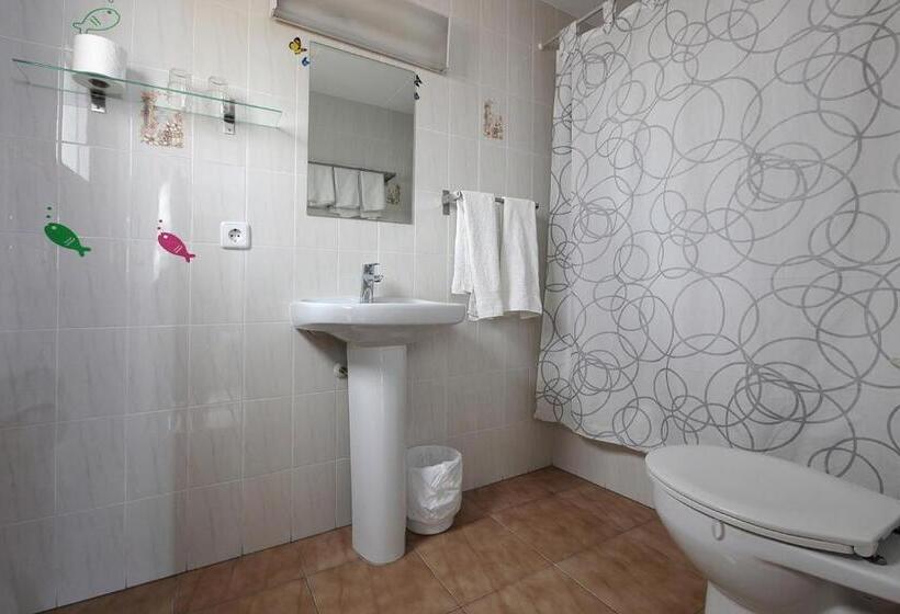 Economy Triple Room, Hostal L'alba