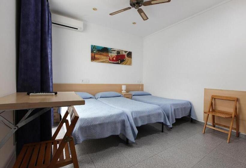 Economy Triple Room, Hostal L'alba