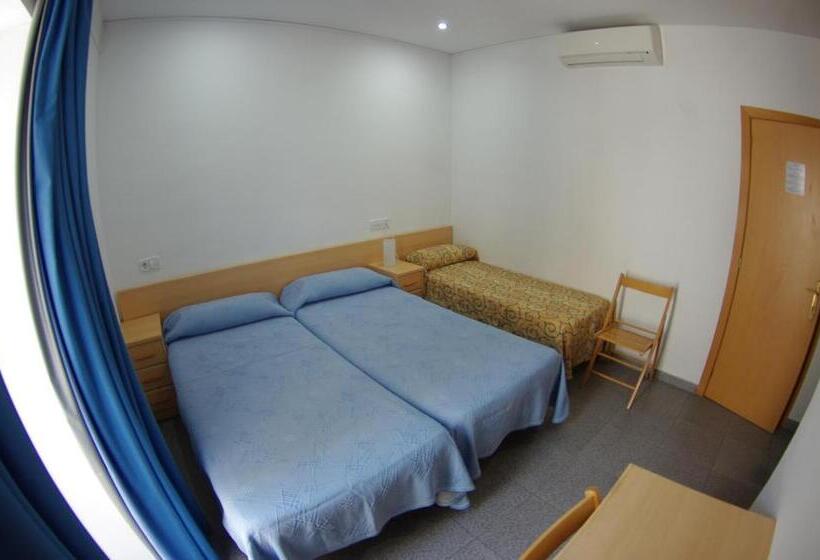带阳台的三人标准间, Hostal L'alba