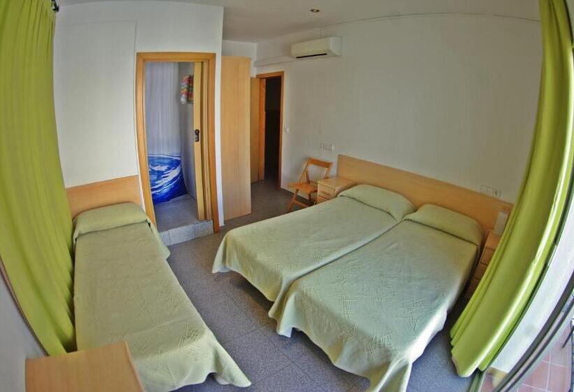 اتاق استاندارد سه تخته با بالکن, Hostal L'alba