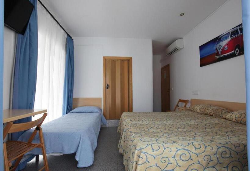 带阳台的三人标准间, Hostal L'alba