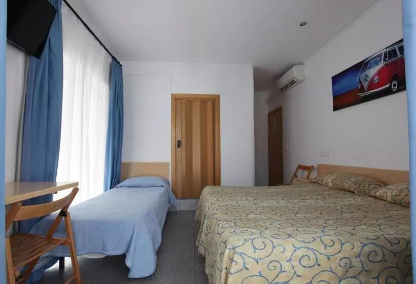 اتاق استاندارد سه تخته با بالکن, Hostal L'alba
