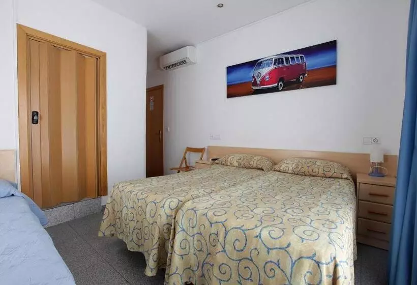اتاق استاندارد سه تخته با بالکن, Hostal L'alba
