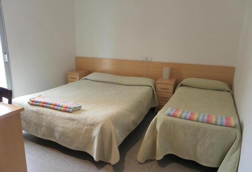 带阳台的三人标准间, Hostal L'alba