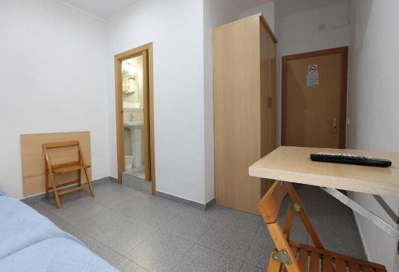 Economy Triple Room, Hostal L'alba