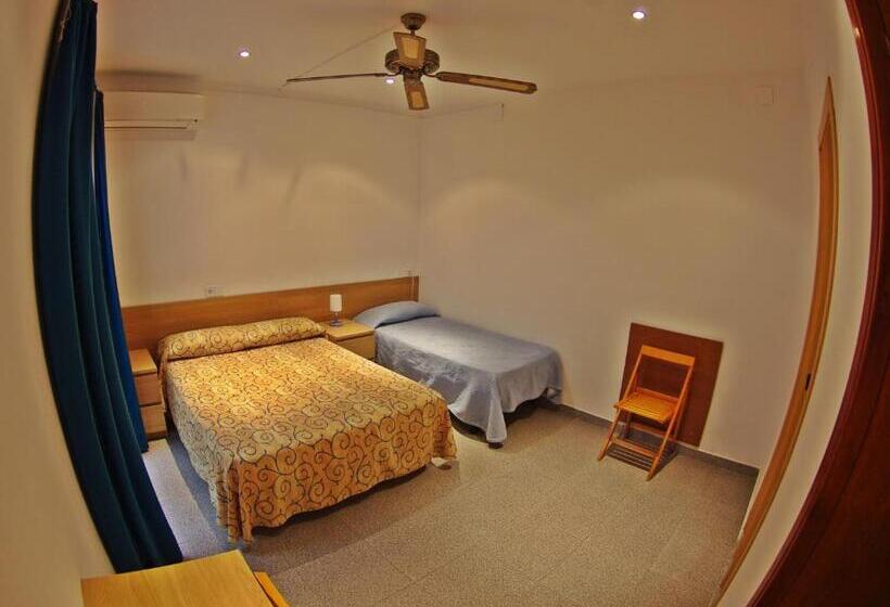 经济型三人房间, Hostal L'alba