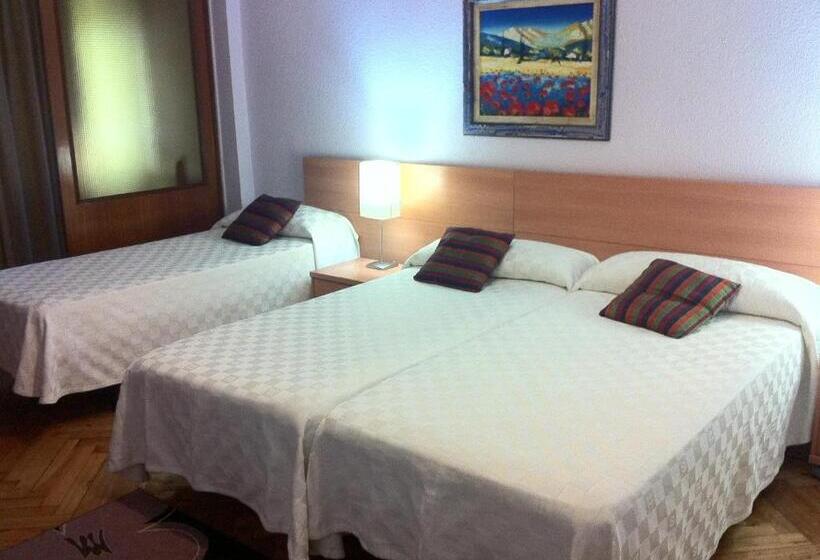 Quarto Triplo Estandar, Hostal Del Carmen