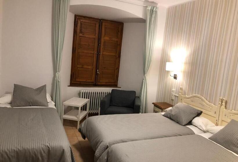 اتاق کلاسیک سه تخته, Monasterio De Santa Maria De Valvanera