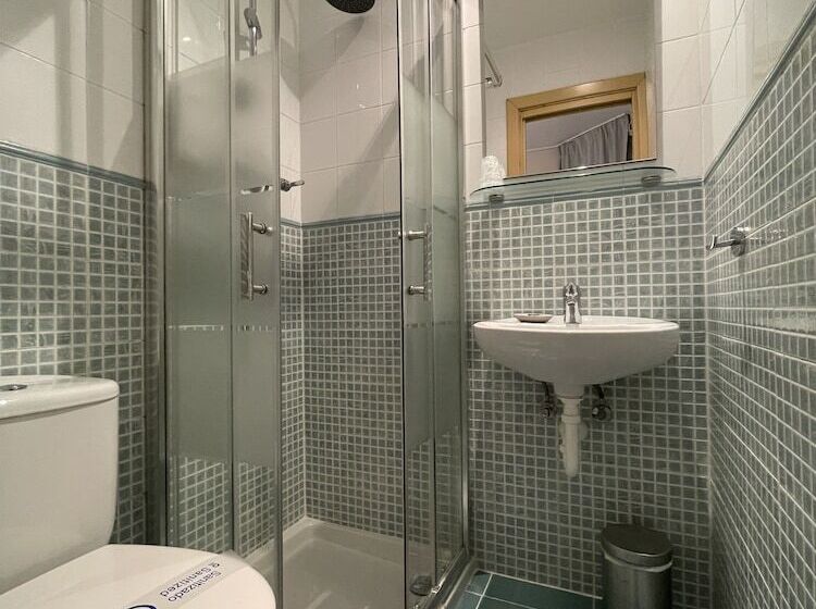 舒适三人间, Pensión Artea