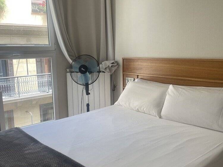 舒适三人间, Pensión Artea