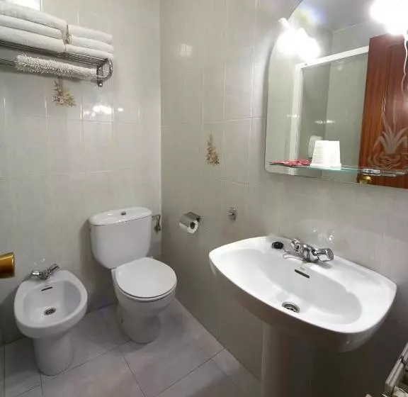 Habitación Triple Estándar, Restaurante Xaneiro
