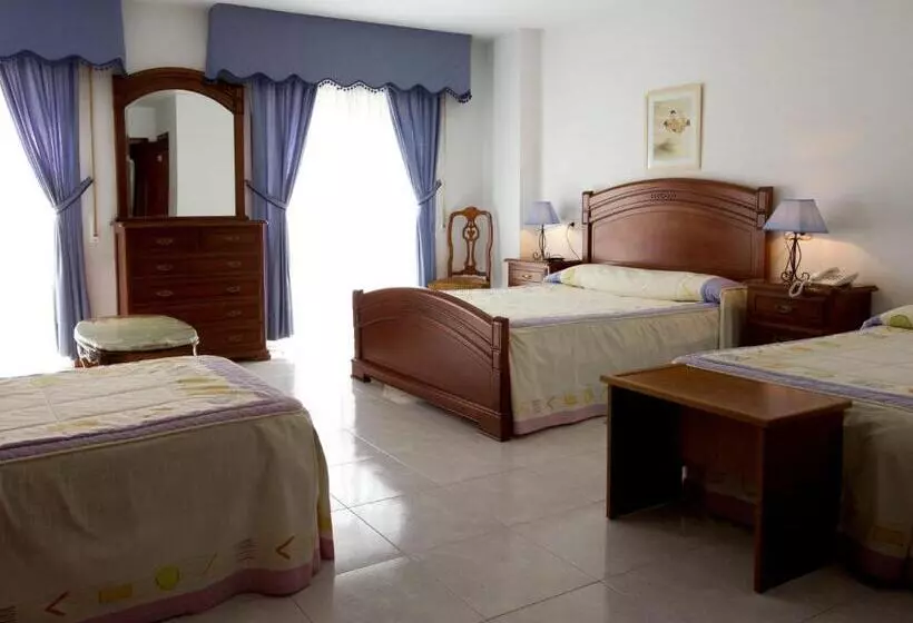 Habitación Triple Estándar, Restaurante Xaneiro
