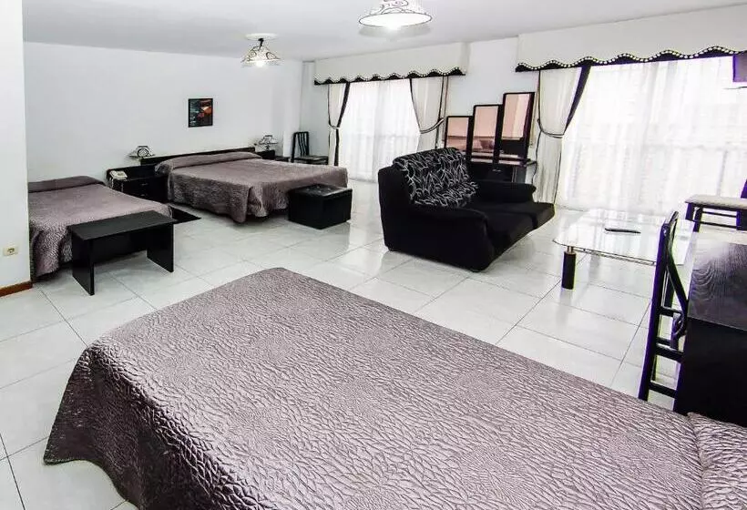 Habitación Triple Estándar, Restaurante Xaneiro