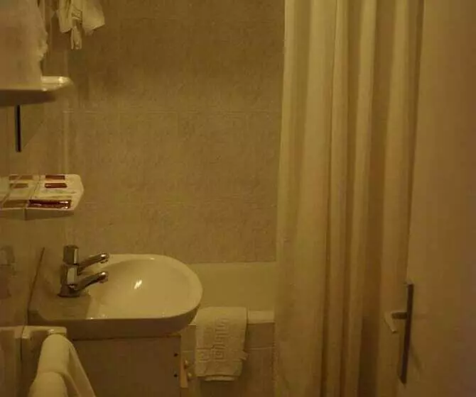 Habitació Triple Estàndard, Saiola