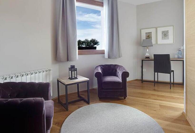 带按摩浴盆的套房, San Prudentzio