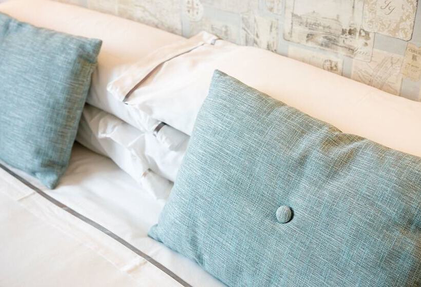 带按摩浴盆的套房, San Prudentzio