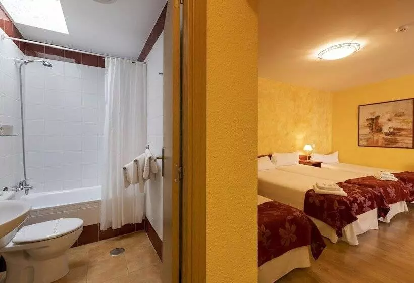 Standard Quadruple Room, Hostal Restaurante Puerta Del Alcazar