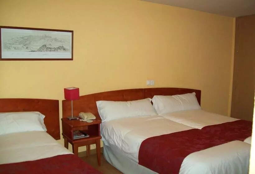 Standard Triple Room, Hostal Restaurante Puerta Del Alcazar