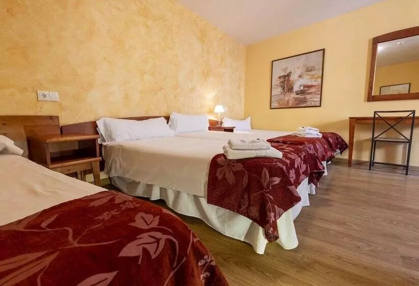 Standard Triple Room, Hostal Restaurante Puerta Del Alcazar