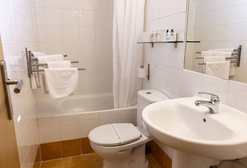 اتاق استاندارد سه نفره, Hostal Restaurante Puerta Del Alcazar