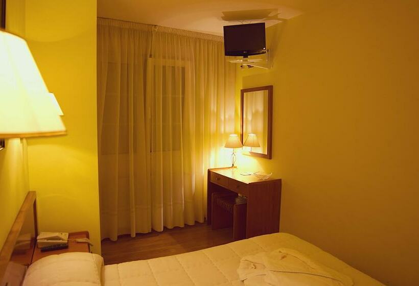 스탠다드 룸, A Pedra