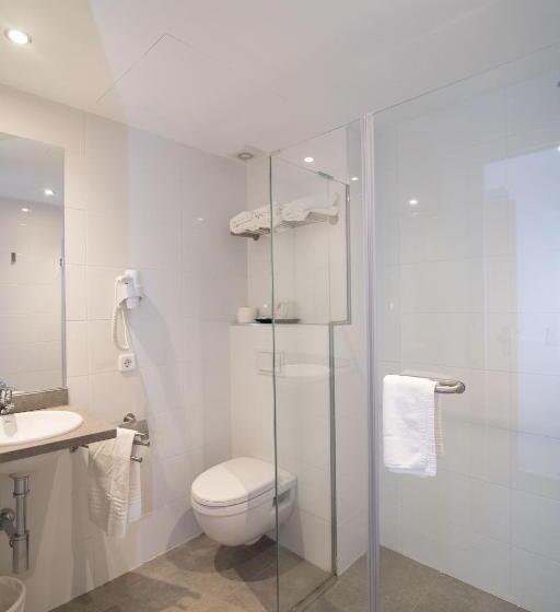 חדר סטנדרט לשלושה, Abelay