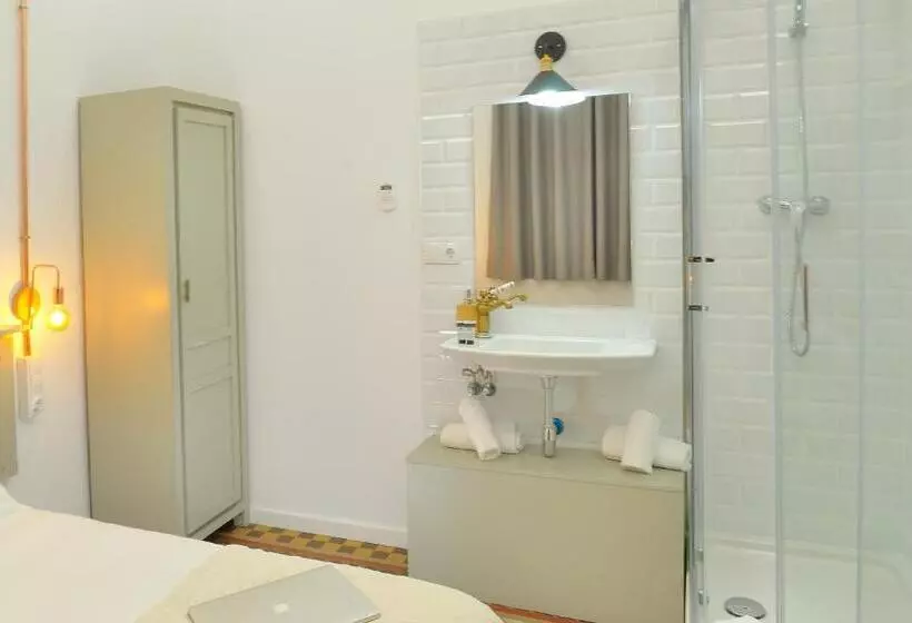 اتاق استاندارد با سرویس بهداشتی مشترک, Hostal Girona