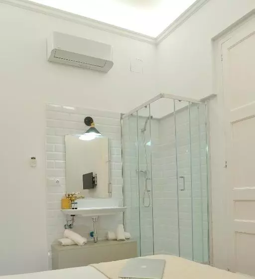 اتاق استاندارد با سرویس بهداشتی مشترک, Hostal Girona