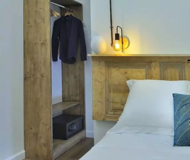 اتاق استاندارد یک نفره, Hostal Girona