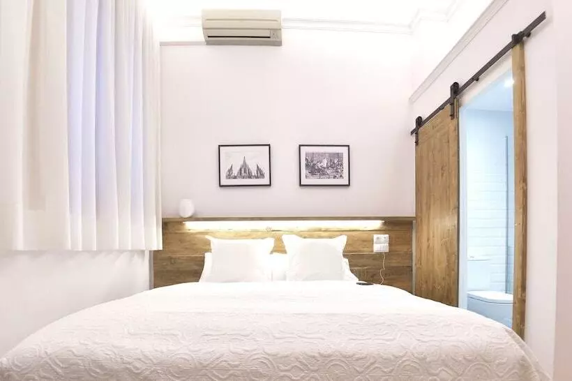 اتاق استاندارد, Hostal Girona