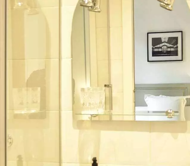 اتاق سوپریور با بالکن, Hostal Girona