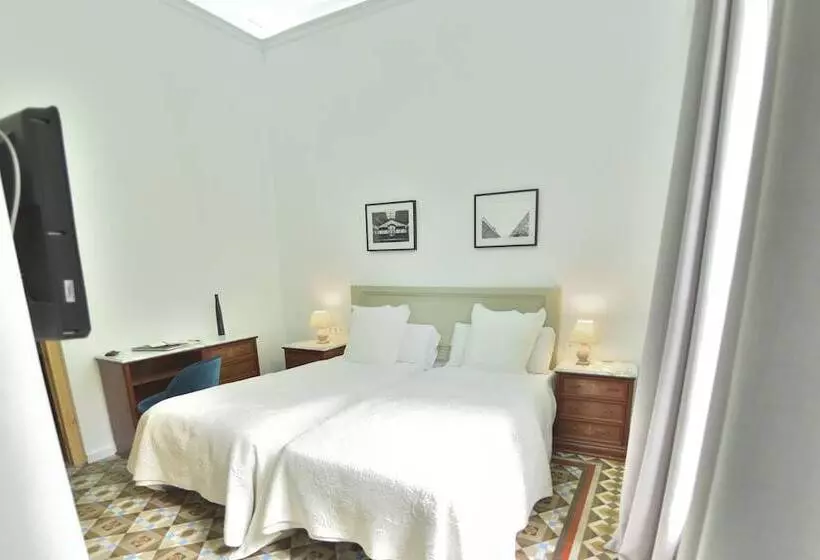اتاق سوپریور با بالکن, Hostal Girona