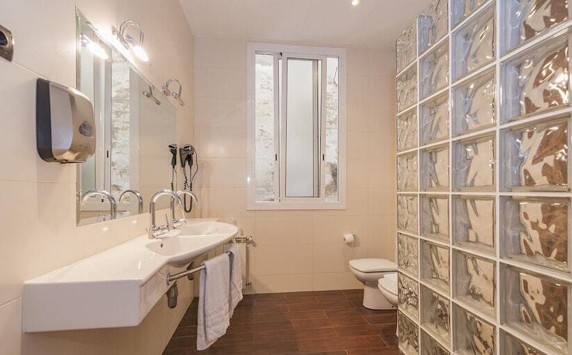 Номер Economy с общей ванной комнатой, Hostal Girona