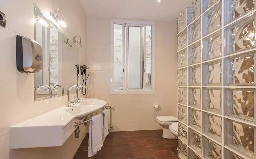 اتاق اکونومی با حمام مشترک, Hostal Girona