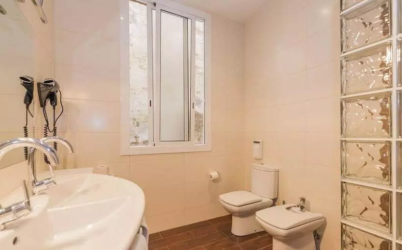 اتاق اکونومی با حمام مشترک, Hostal Girona