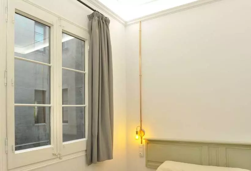 اتاق اکونومی با حمام مشترک, Hostal Girona