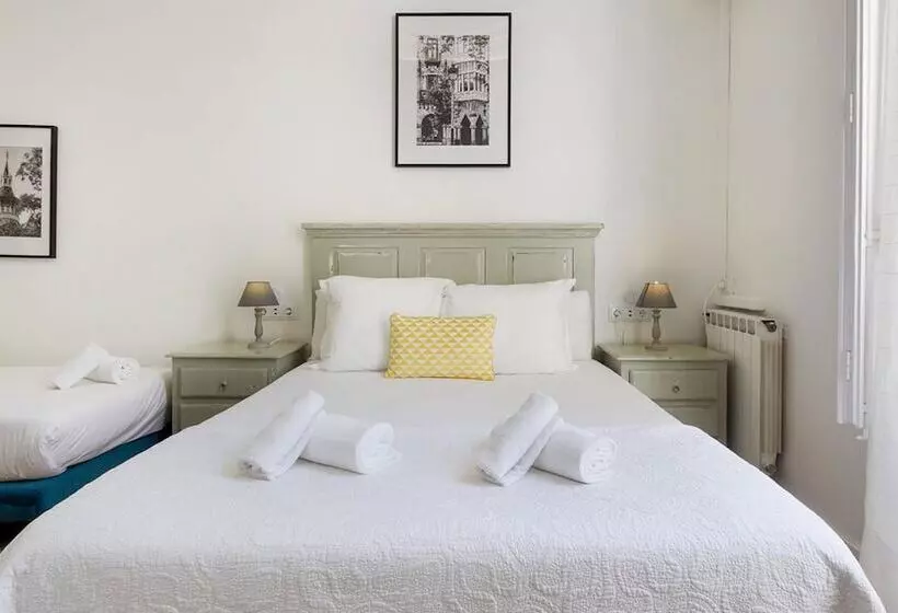 اتاق سوپریور سه تخته, Hostal Girona