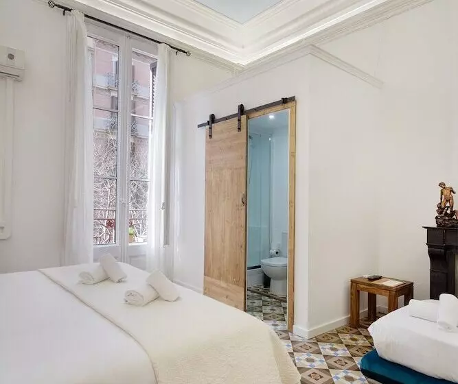 اتاق سوپریور سه تخته, Hostal Girona