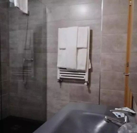 Camera Quadrupla Economy, Hostal Mara