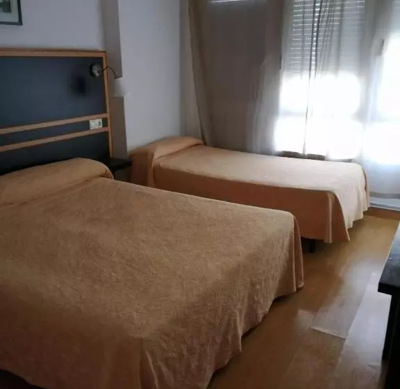 Camera Tripla Economy, Hostal Mara